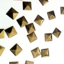 100 ניטים פרמידה מרובעת בצבע ברונזה