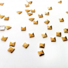 100 ניטים פרמידה מרובעת בצבע זהב
